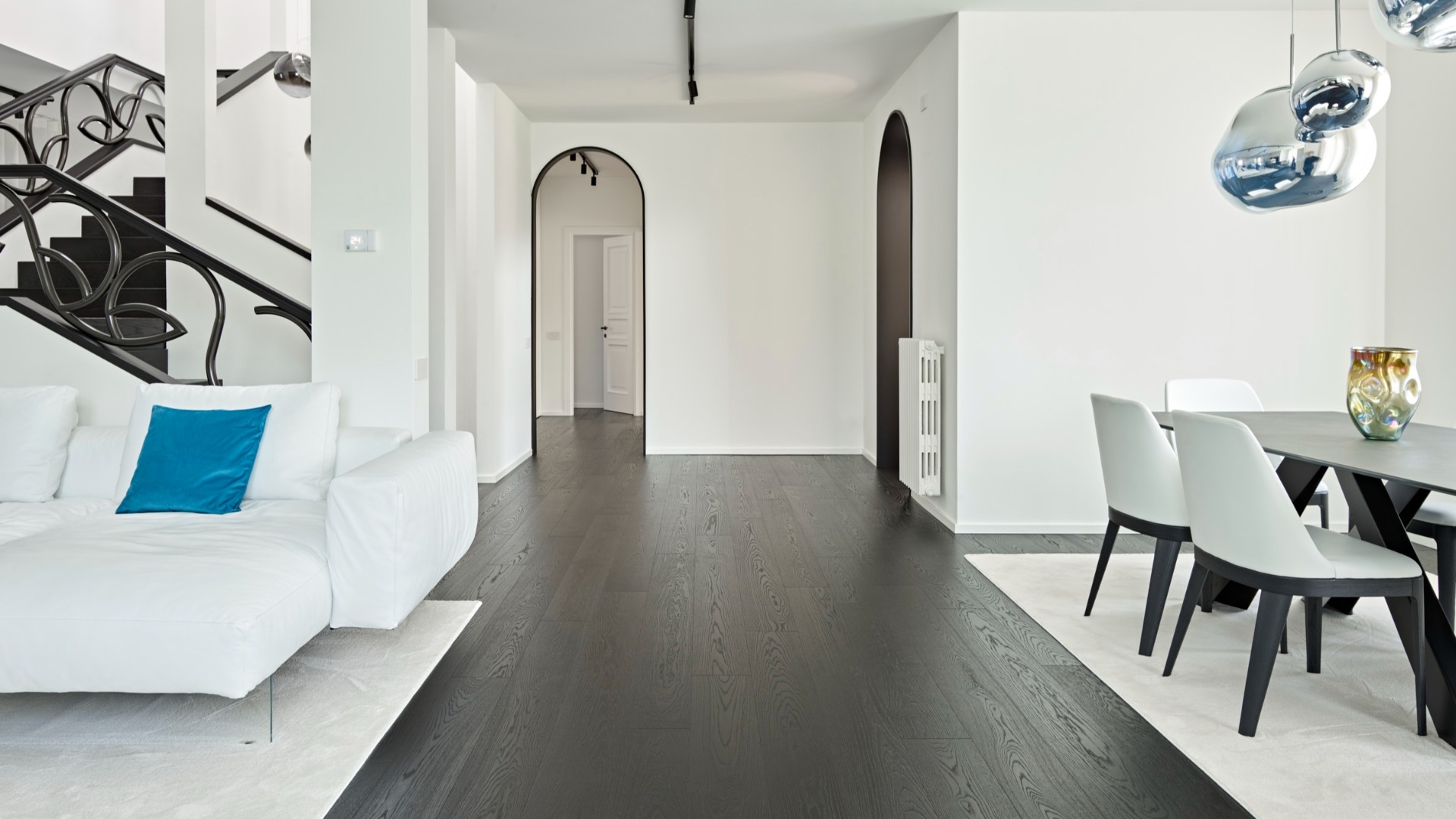 Bianco, nero e legno